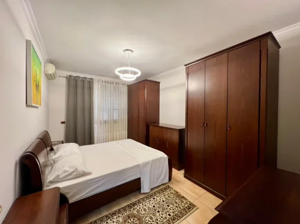 Tirane, jepet me qera apartament 2+1+Ballkon Kati 5, 130 m² 800 € (Rruga e Kavajes)