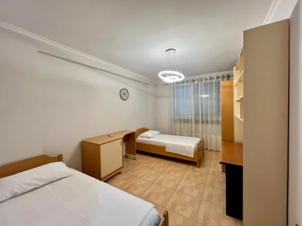 Tirane, jepet me qera apartament 2+1+Ballkon Kati 5, 130 m² 800 € (Rruga e Kavajes)
