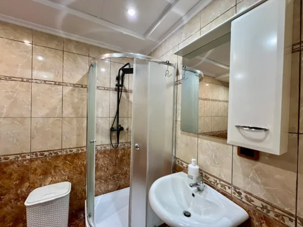 Tirane, jepet me qera apartament 2+1+Ballkon Kati 5, 130 m² 800 € (Rruga e Kavajes)