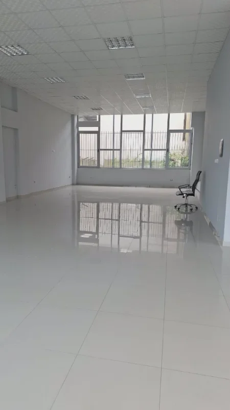 Jepet me qera ambjent biznesi me bodrum , 1.400 € ne Mezeze, Kashar