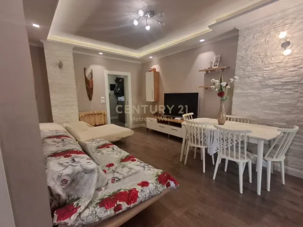 Tirane, jepet me qera apartament 2+1+Ballkon Kati 4, 109 m² 675 €