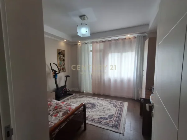 Tirane, jepet me qera apartament 2+1+Ballkon Kati 4, 109 m² 675 €