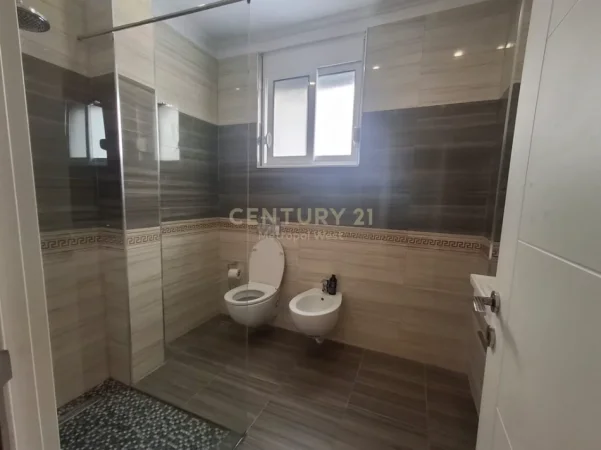 Tirane, jepet me qera apartament 2+1+Ballkon Kati 4, 109 m² 675 €