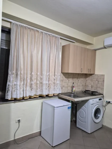 Tirane, jepet me qera garsonier 1+1 Kati 2, 30 m² 300 € (RR Qemal Stafa perballe Shkolles Fan Noli)