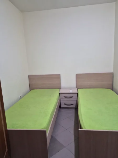 Tirane, jepet me qera garsonier 1+1 Kati 2, 30 m² 300 € (RR Qemal Stafa perballe Shkolles Fan Noli)