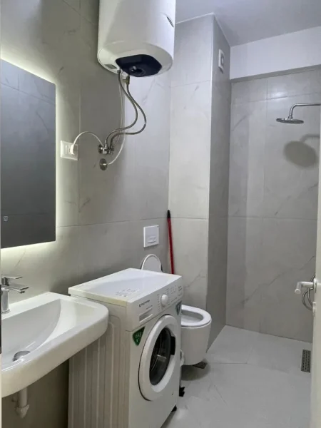 Tirane, jepet me qera apartament 1+1 Kati 8, 47 m² 450 € (Ali Demi)