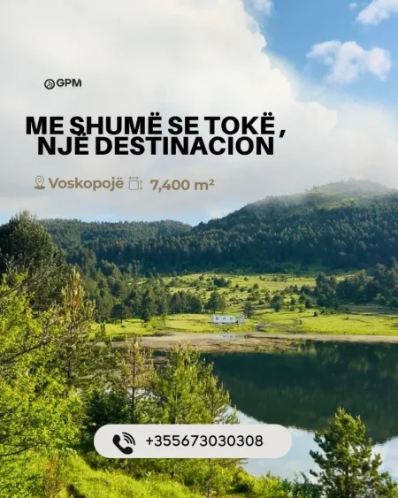 Në zemër të Voskopojës, kjo pronë prej 7,400 m² ofron një kombinim të rrallë mes pamjes, qetësisë dhe potencialit për zhvillim.