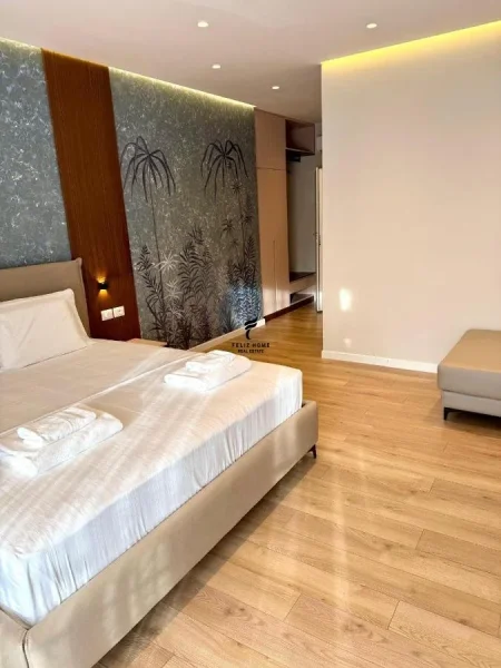 Vlore, jepet me qera hotel Kati 1 & 12, 1.500 m² 5.000 € (VLORE)