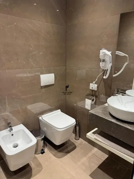 Vlore, jepet me qera hotel Kati 1 & 12, 1.500 m² 5.000 € (VLORE)