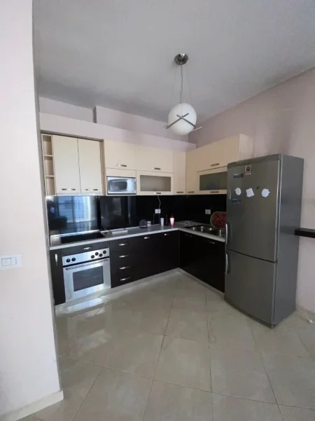 Tirane, jepet me qera apartament 2+1+Ballkon Kati 5, 90 m² 500 € 