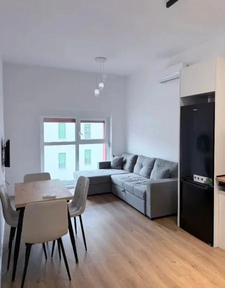 Tirane, jepet me qera apartament 1+1+Aneks+Ballkon Kati 5, 49 m² 400 € (ish tregu elektrik)