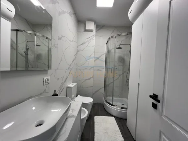 Tirane, shitet apartament 2+1+Ballkon Kati 4, 77 m² (STACIONI I TRENIT)