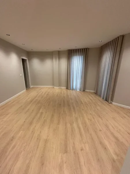 Tirane, jepet me qera Vile 2 Katshe Kati 0, 350 m² 4.500 € (Liqeni i Thate)