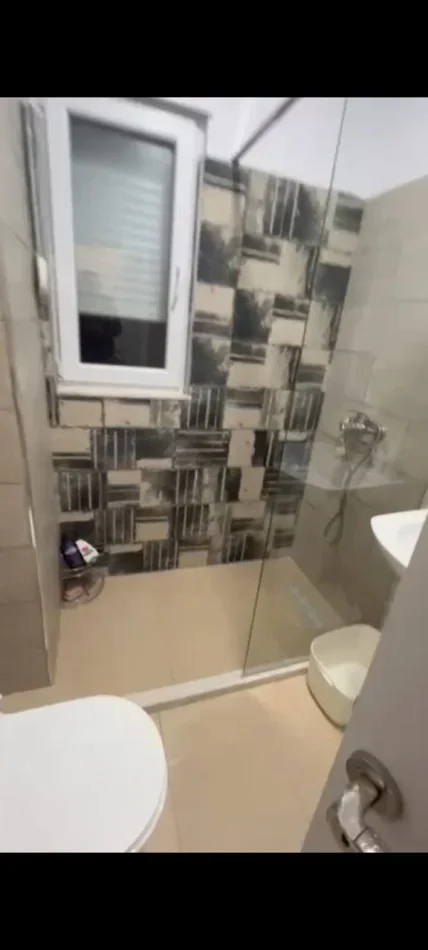 Tirane, jepet me qera apartament 1+1 Kati 3, 90 m² 500 € (Selite)