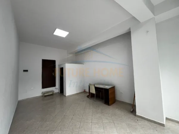 Tirane, jepet me qera ambjent biznesi Kati 0, 31 m² 420 € (XHAMIA E TABAKEVE)
