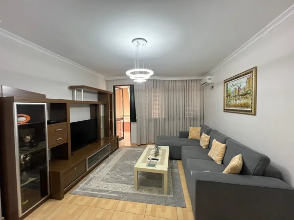 Tirane, jepet me qera apartament 2+1+Ballkon Kati 5, 130 m² 800 € (Rruga kavajes)