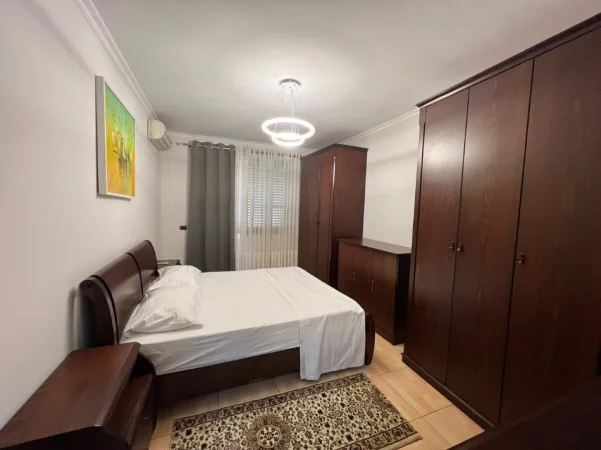 Tirane, jepet me qera apartament 2+1+Ballkon Kati 5, 130 m² 800 € (Rruga kavajes)