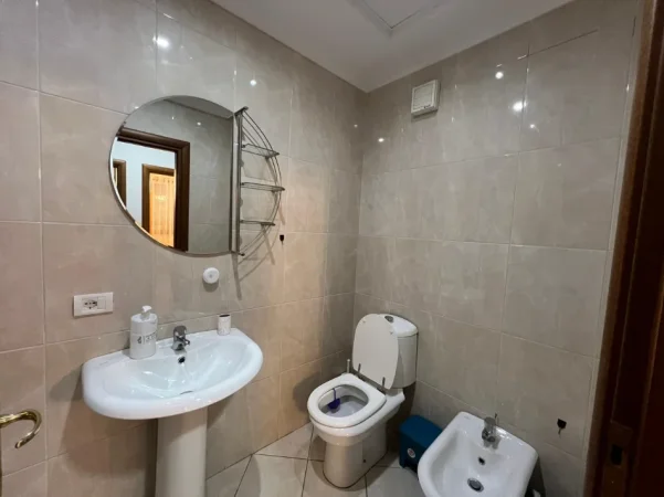 Tirane, jepet me qera apartament 2+1+Ballkon Kati 5, 130 m² 800 € (Rruga kavajes)