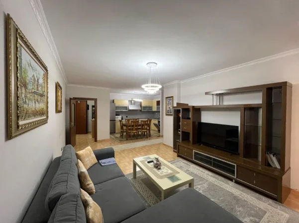 Tirane, jepet me qera apartament 2+1+Ballkon Kati 5, 130 m² 800 € (Rruga kavajes)