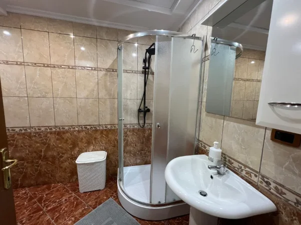 Tirane, jepet me qera apartament 2+1+Ballkon Kati 5, 130 m² 800 € (Rruga kavajes)