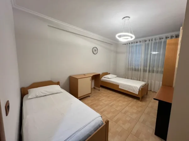 Tirane, jepet me qera apartament 2+1+Ballkon Kati 5, 130 m² 800 € (Rruga kavajes)