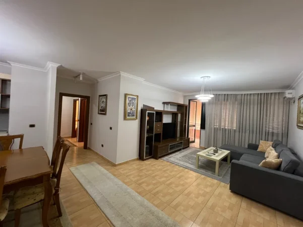 Tirane, jepet me qera apartament 2+1+Ballkon Kati 5, 130 m² 800 € (Rruga kavajes)