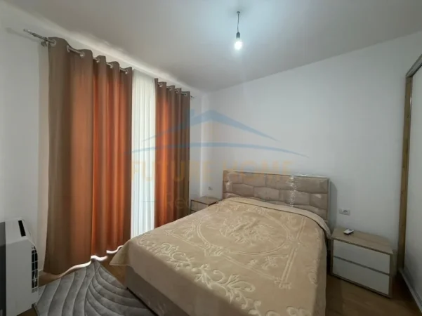 Tirane, jepet me qera apartament 1+1+Ballkon Kati 5, 64 m² 450 € (Univers city)