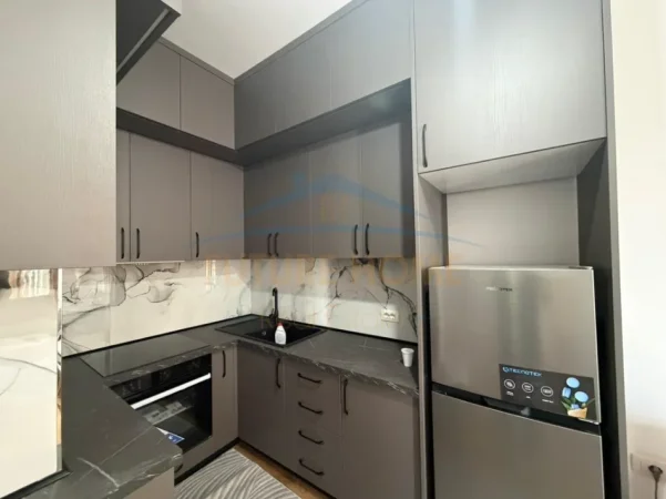Tirane, jepet me qera apartament 1+1+Ballkon Kati 5, 64 m² 450 € (Univers city)