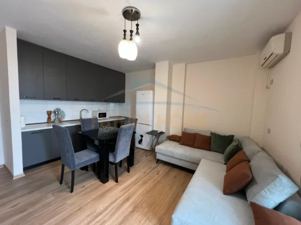 Tirane, jepet me qera apartament 1+1+Ballkon Kati 2, 65 m² 450 € (Fresku)