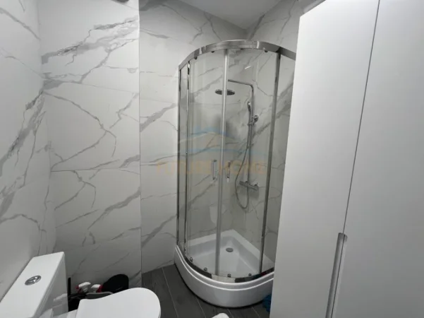 Tirane, jepet me qera apartament 2+1+Ballkon Kati 4, 77 m² 900 € (Usluga)