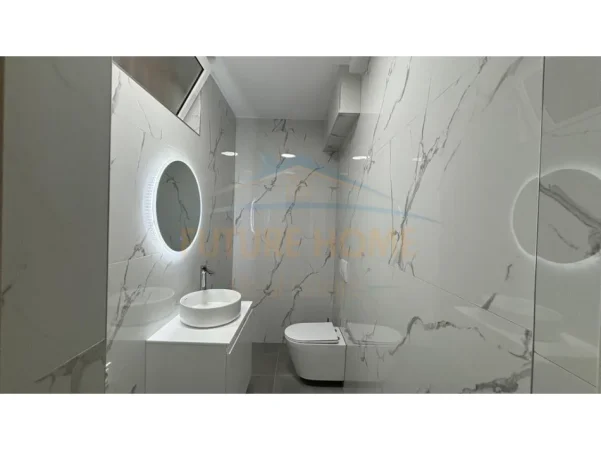 Tirane, jepet me qera zyre Kati 4, 130 m² 1.200 € (sheshi skenderbej)