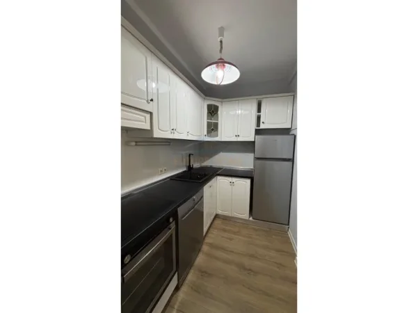 Tirane, jepet me qera zyre Kati 4, 130 m² 1.200 € (sheshi skenderbej)