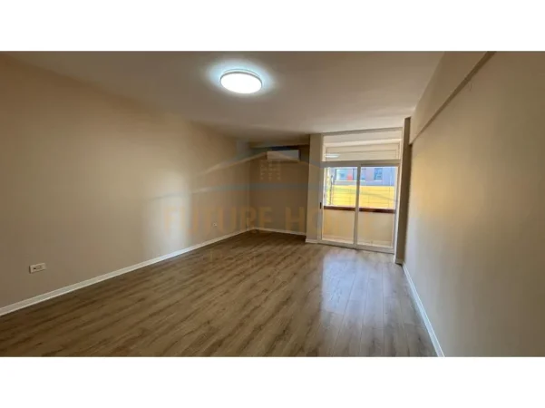 Tirane, jepet me qera zyre Kati 4, 130 m² 1.200 € (sheshi skenderbej)