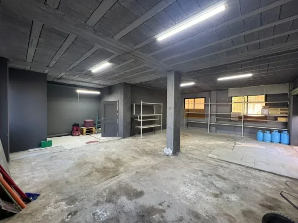 Tirane, jepet me qera ambjent biznesi Kati 0, 110 m² 650 € (Laprake, Tirane)