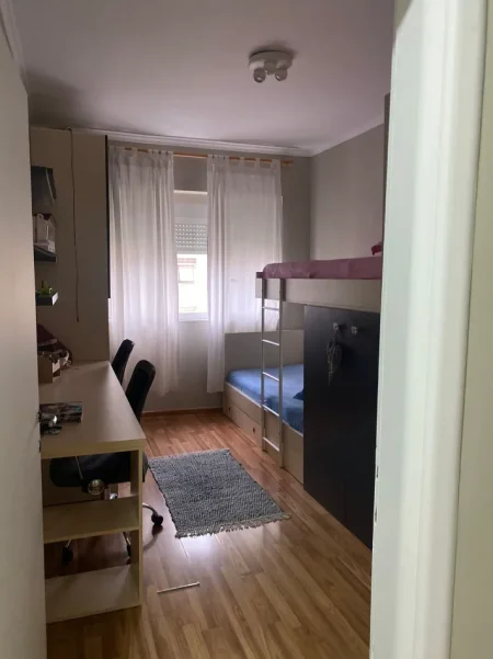 Tirane, jepet me qera apartament 2+1+Aneks Kati 5, 90 m² 700 € (Rruga luigj gurakuqi)