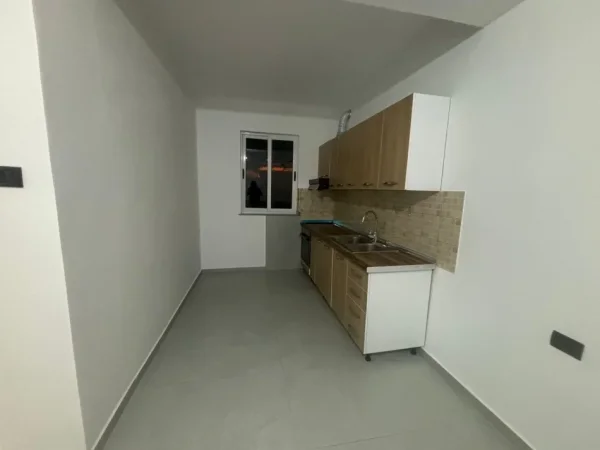 Tirane, jepet me qera apartament 2+1 Kati 1, 100 m² 370 € (Kinostudio)