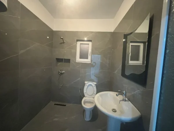 Tirane, jepet me qera apartament 2+1 Kati 1, 100 m² 370 € (Kinostudio)