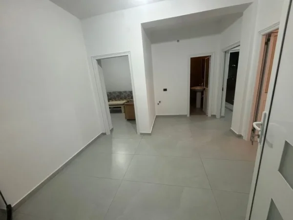 Tirane, jepet me qera apartament 2+1 Kati 1, 100 m² 370 € (Kinostudio)