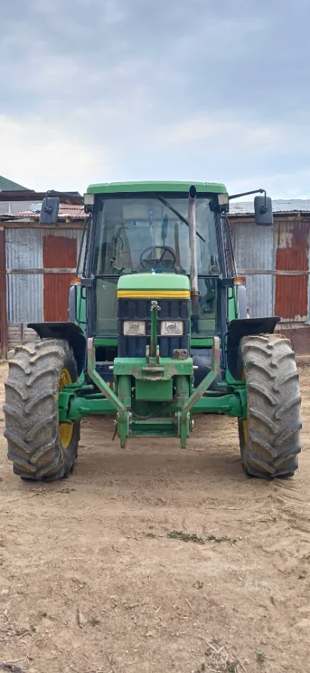Korce, shitet Traktor John Deere 6210, viti 2000, Nafte, jeshile