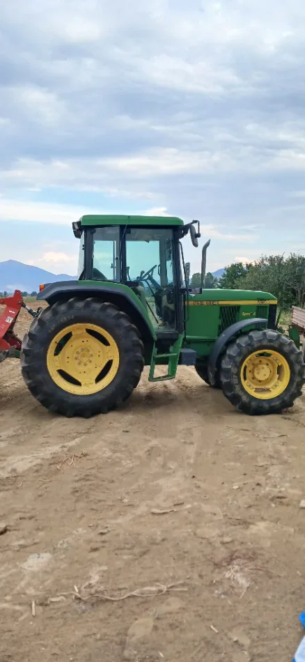 Korce, shitet Traktor John Deere 6210, viti 2000, Nafte, jeshile
