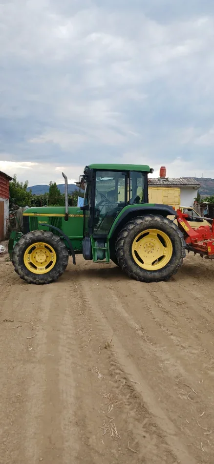 Korce, shitet Traktor John Deere 6210, viti 2000, Nafte, jeshile