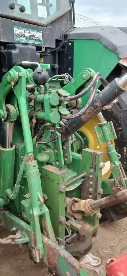 Korce, shitet Traktor John Deere 6210, viti 2000, Nafte, jeshile