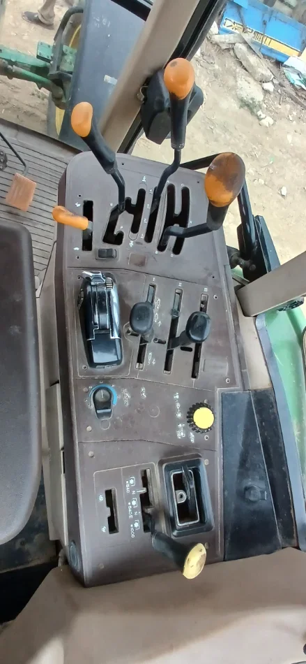 Korce, shitet Traktor John Deere 6210, viti 2000, Nafte, jeshile