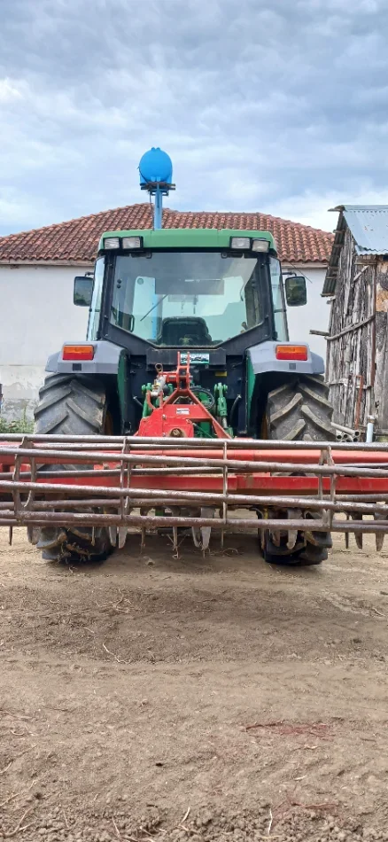 Korce, shitet Traktor John Deere 6210, viti 2000, Nafte, jeshile