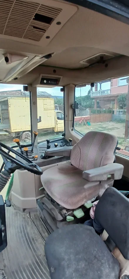 Korce, shitet Traktor John Deere 6210, viti 2000, Nafte, jeshile