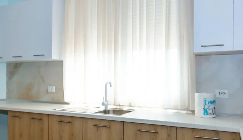 Tirane, jepet me qera apartament 1+1 Kati 9, 65 m² 650 € (Medreseja)