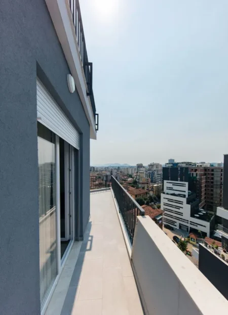 Tirane, jepet me qera apartament 1+1 Kati 9, 65 m² 650 € (Medreseja)