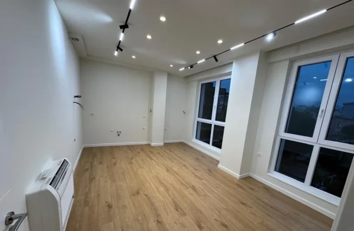 Tirane, jepet me qera ambjent biznesi Kati 2, 58 m² 1.000 € (Vasil Shanto)