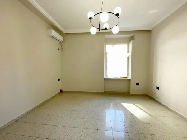 Tirane, jepet me qera ambjent biznesi Kati 3, 77 m² 660 Euro (Myslym Shyri)