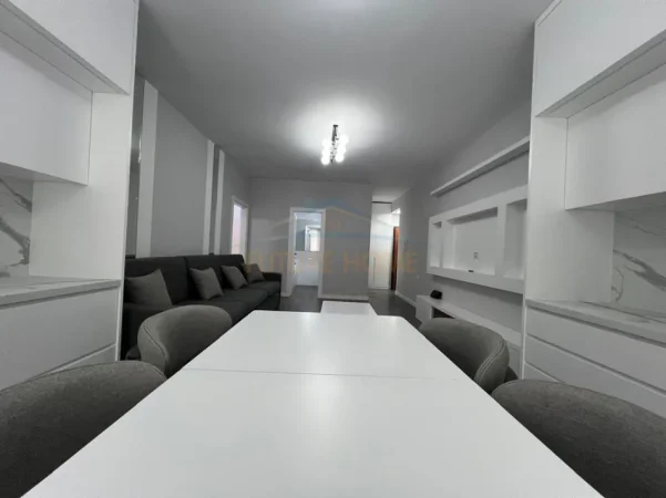 Tirane, jepet me qera apartament 2+1+Ballkon Kati 4, 76 m² 900 € (Stacioni i Trenit)